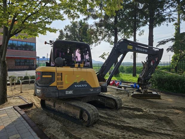 오산병설유치원 놀이시설 마사토 충진, 안전과 오랫동안 유지하세요!